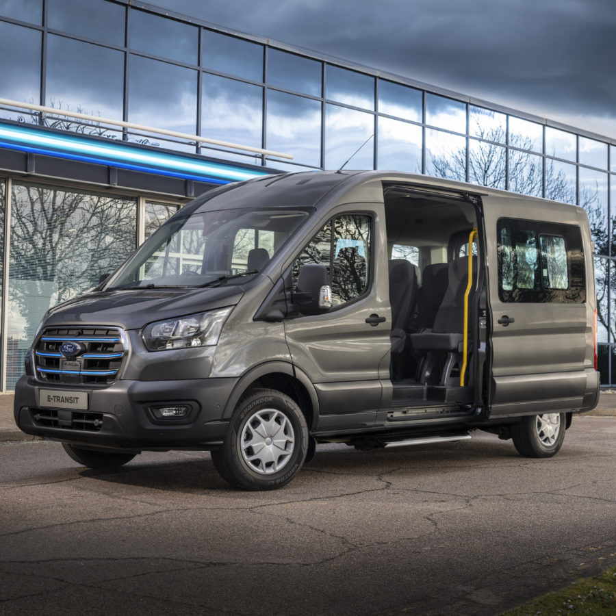 Salgssuksessen Ford E-Transit lanseres med enda lengre rekkevidde og raskere lading
