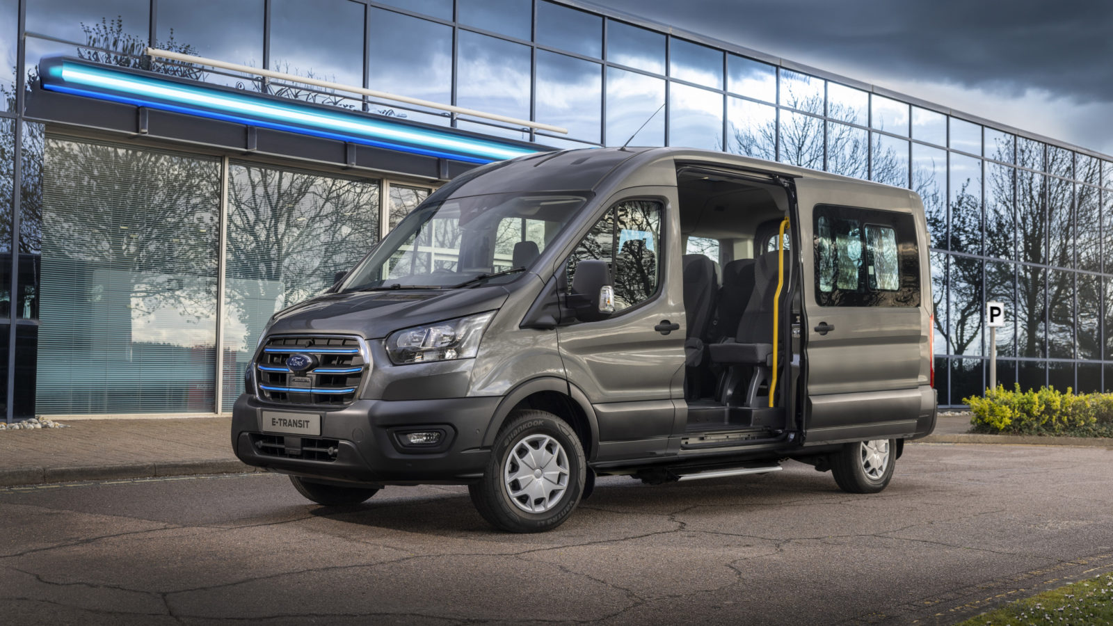 Salgssuksessen Ford E-Transit lanseres med enda lengre rekkevidde og raskere lading