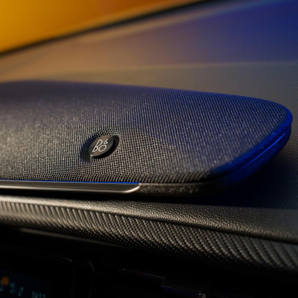 Nærbilde av Ford Capris lydsystem fra Bang & Olufsen.