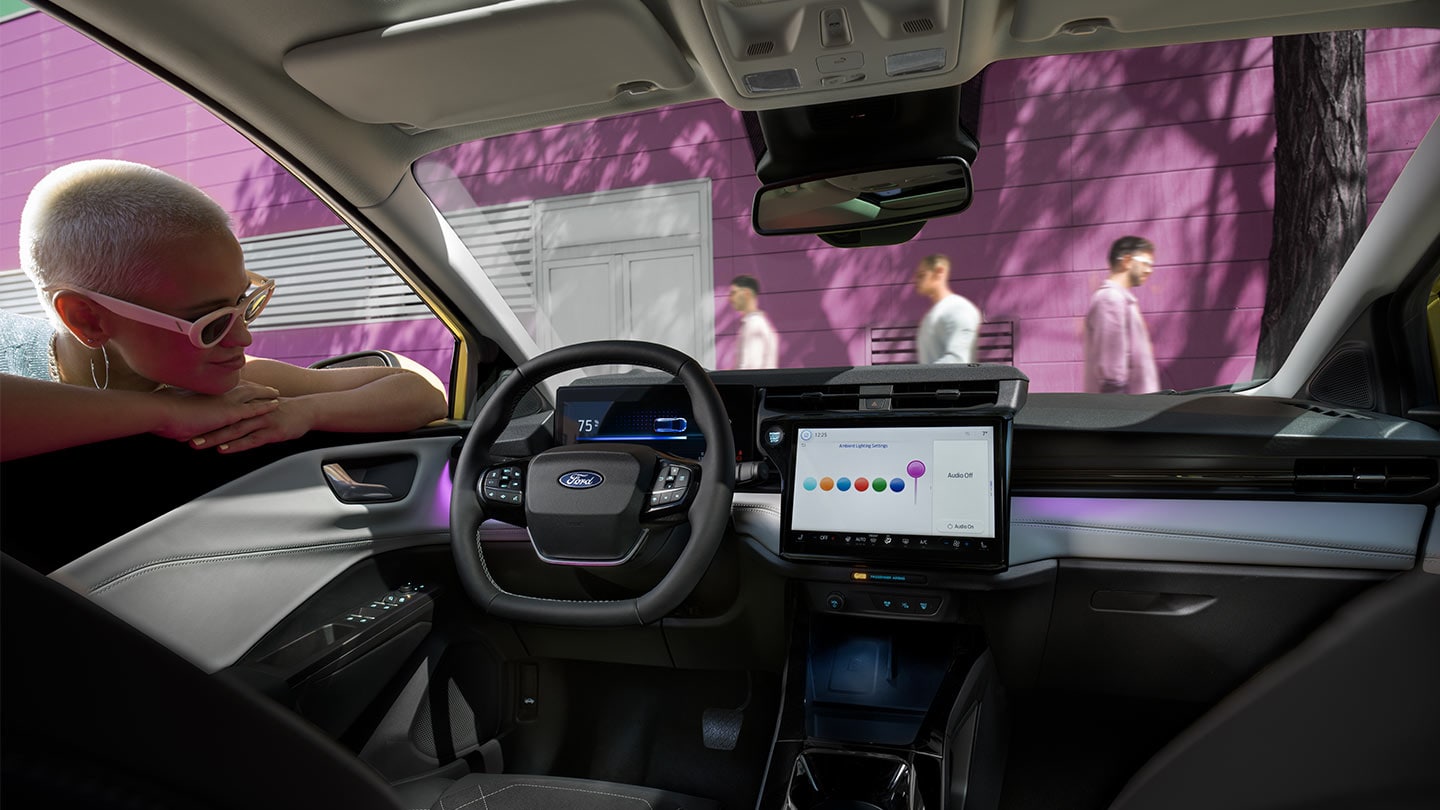 Interiøret i Ford Puma Gen-E med touchskjerm og stemningsbelysning.