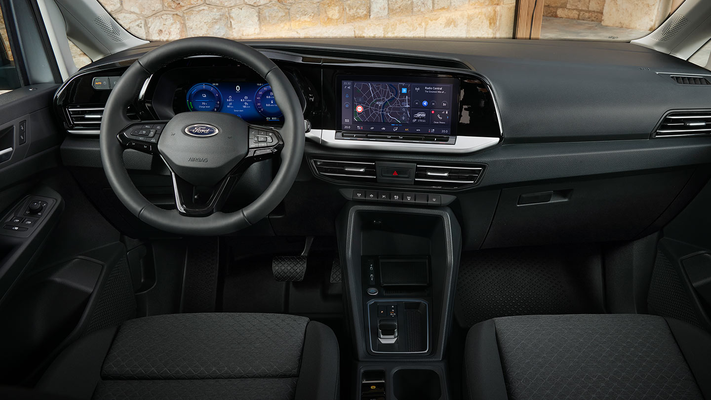 Førerplass med digitalt instrumentpanel i Ford Transit Connect