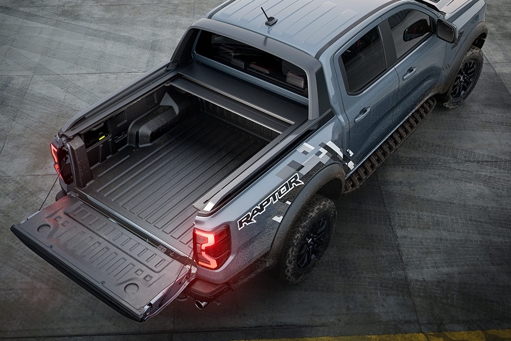 Ford Ranger Raptor sett bakfra, med fokus på lasteplanet og bakluken på kjøretøyet.