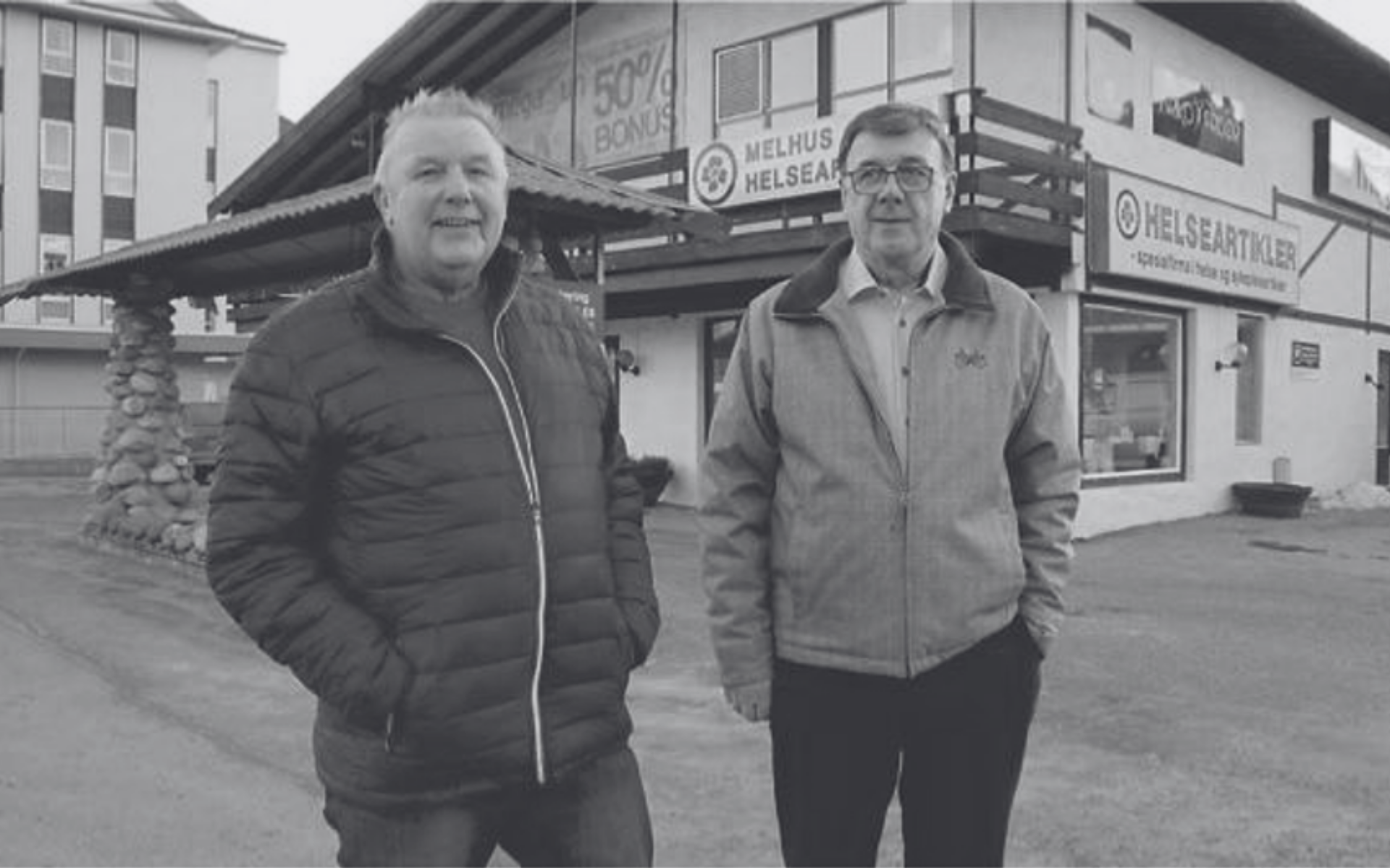 Kåre Skånøy og Kåre Vikvald ved lokalene der historien startet. Foto: Åsmund Snøfugl / gjengitt i Gaula.