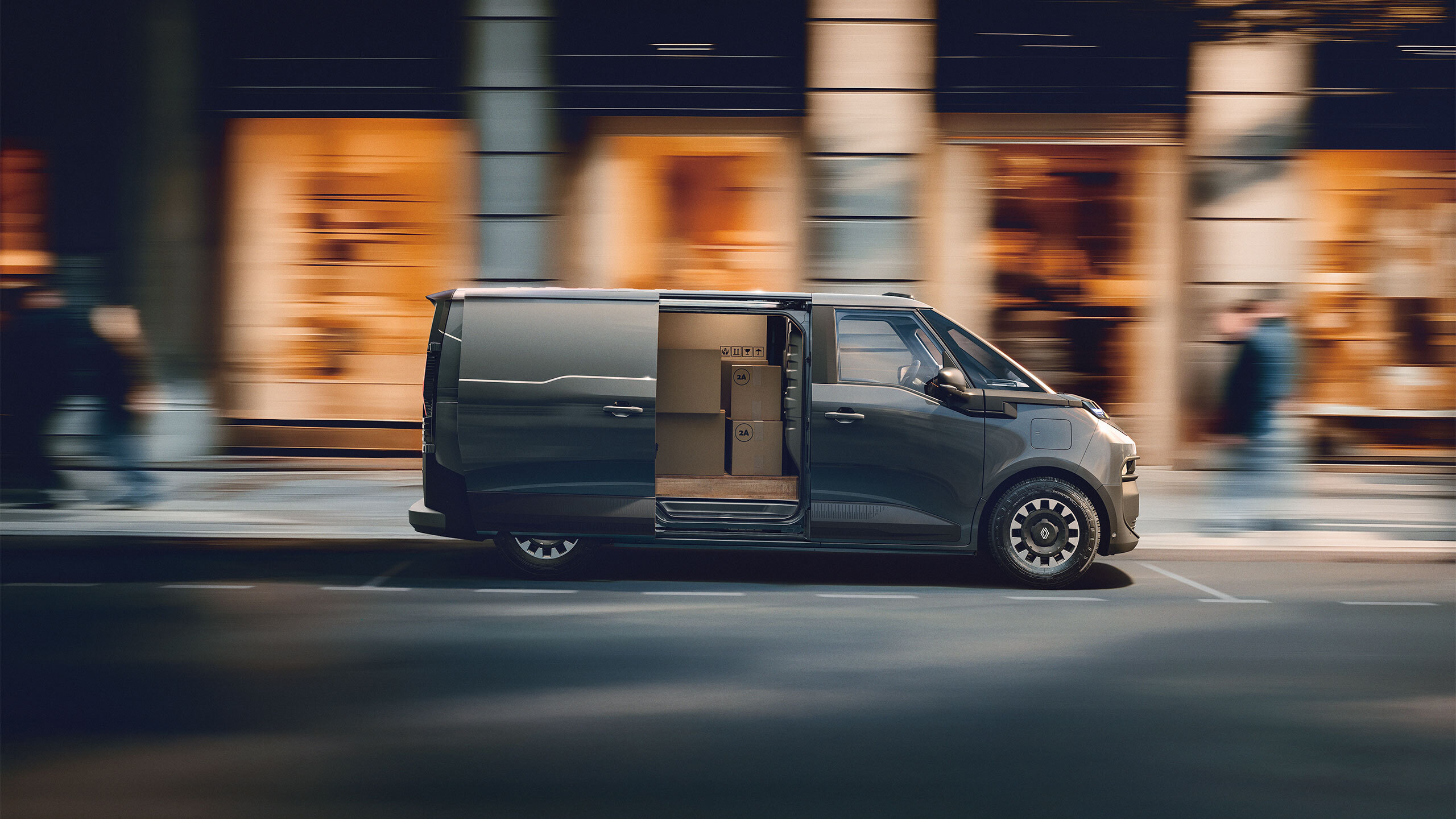 Nye Renault Trafic E-Tech electric med åpen sidedør.