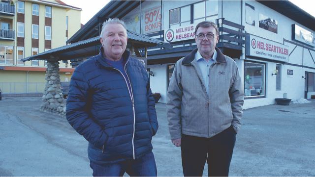 Kåre Skånøy og Kåre Vikvald ved den tidligere Esso-stasjonen på Melhus