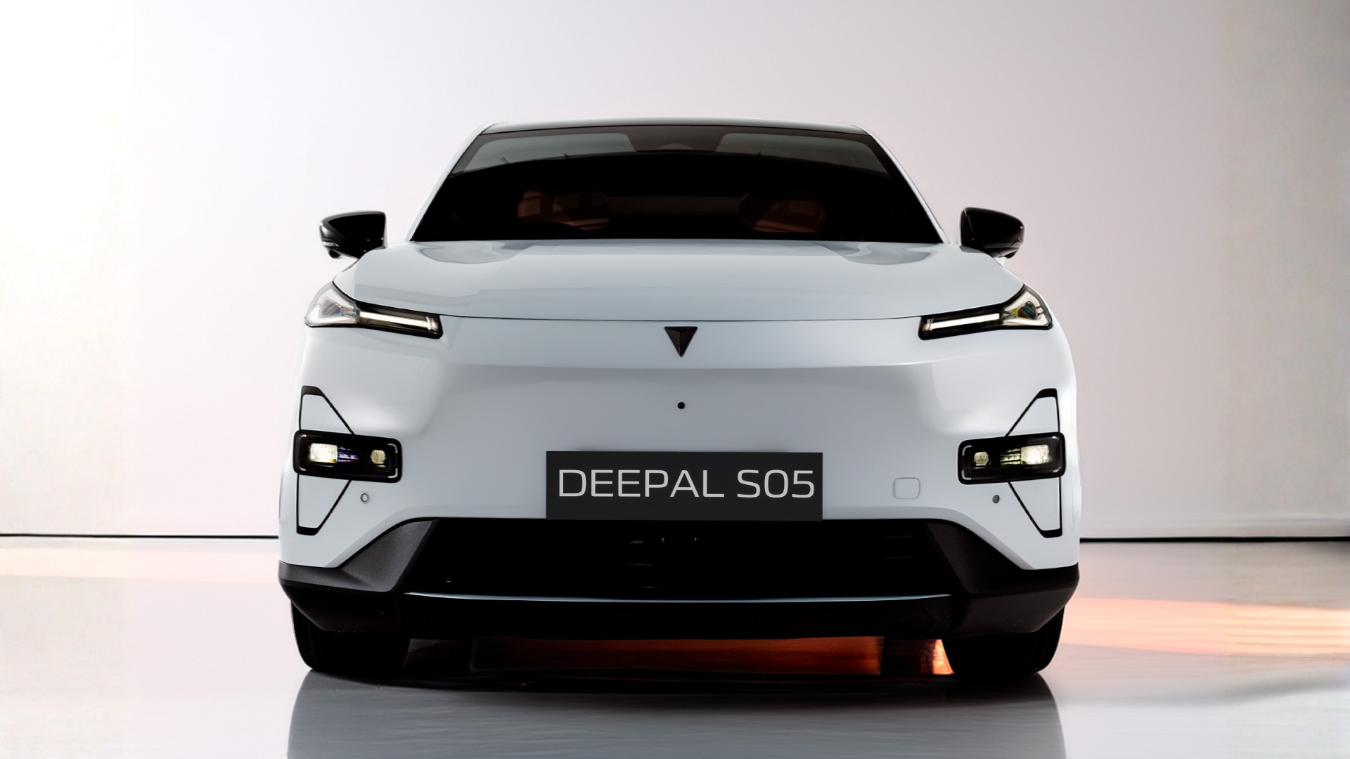Hvit Changan Deepal S05 sett rett forfra