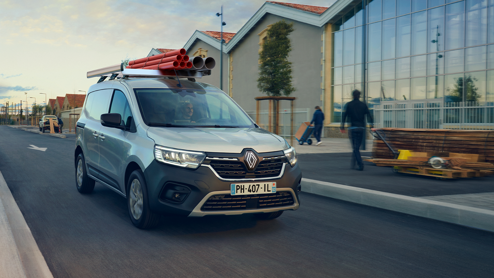 Renault Kangoo på veien med utstyr på takstativet.