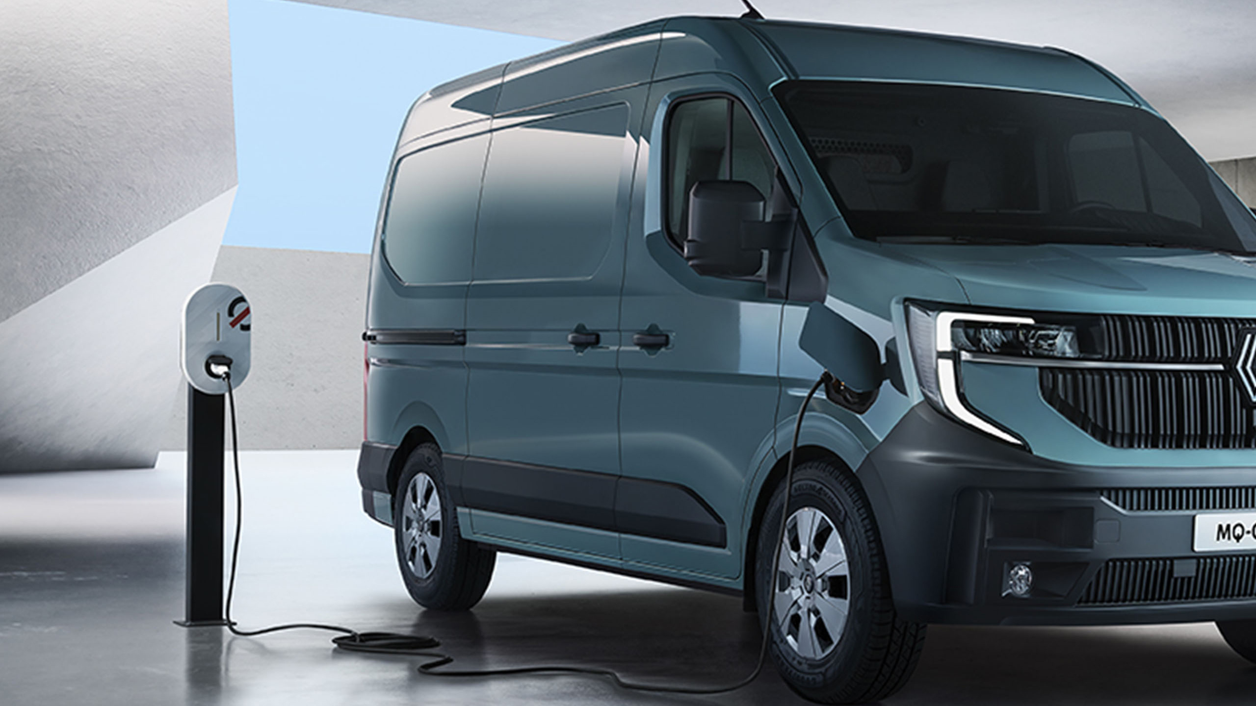 Renault Master E-Tech electric ved ladepunktet.