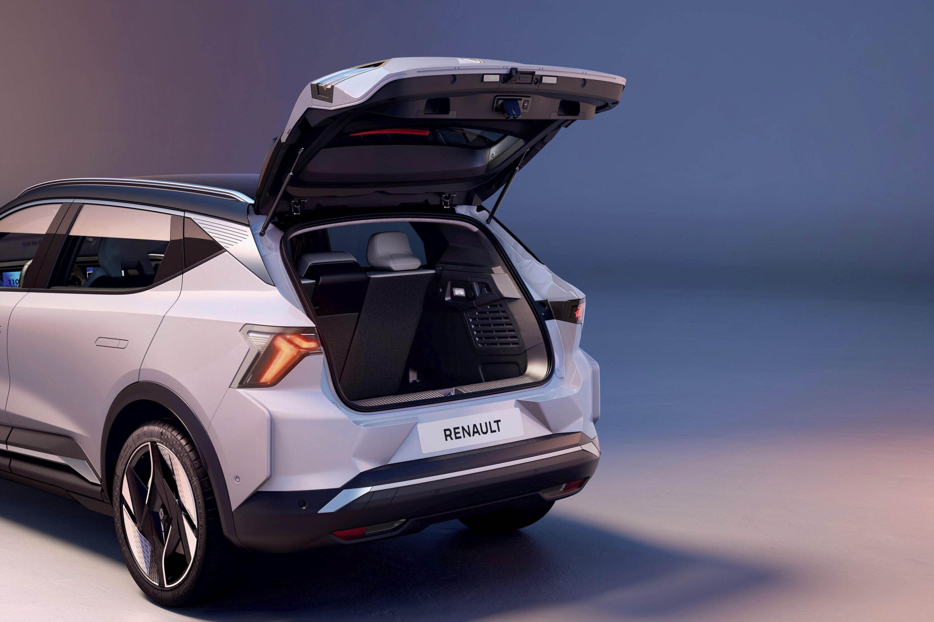 Renault Scenic E-Tech electric med åpen bakluke.