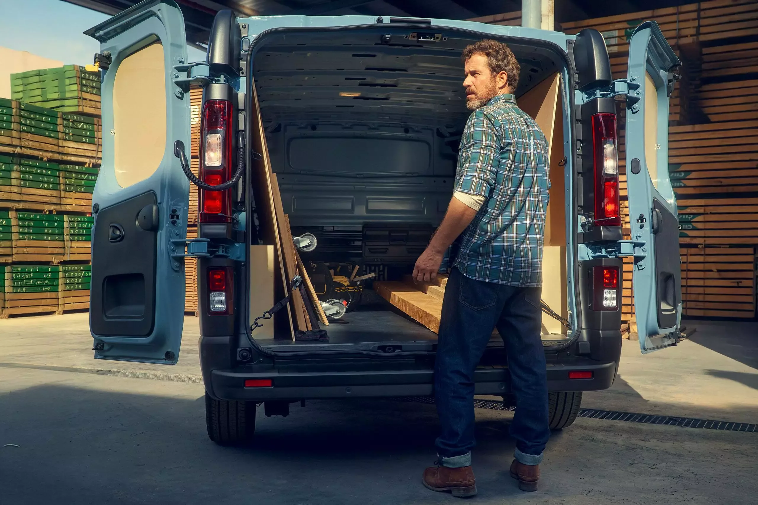 Lasting gjennom bakdørene på Renault Trafic.